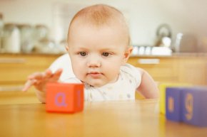 Обычные кубики, по-видимому, всё-таки полезнее для развития ребёнка, нежели электронные гаджеты. (Фото Emma Tunbridge / Corbis.)