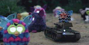В шутливом ролике игрушки Ферби выместили зло на танке из фильма «Ярость»